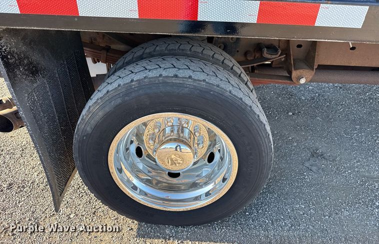 image for item EG5747 2011 Ford F550 Super Duty Crew Cab flatbed pickup truck