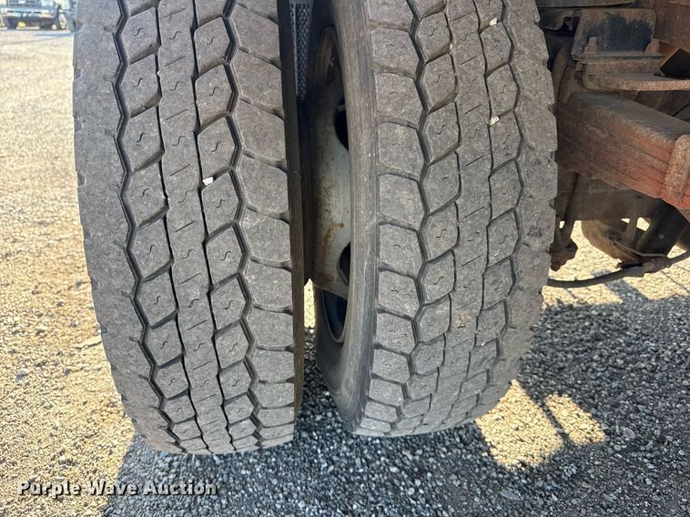 image for item EG5747 2011 Ford F550 Super Duty Crew Cab flatbed pickup truck