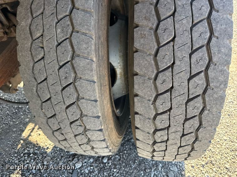 image for item EG5747 2011 Ford F550 Super Duty Crew Cab flatbed pickup truck