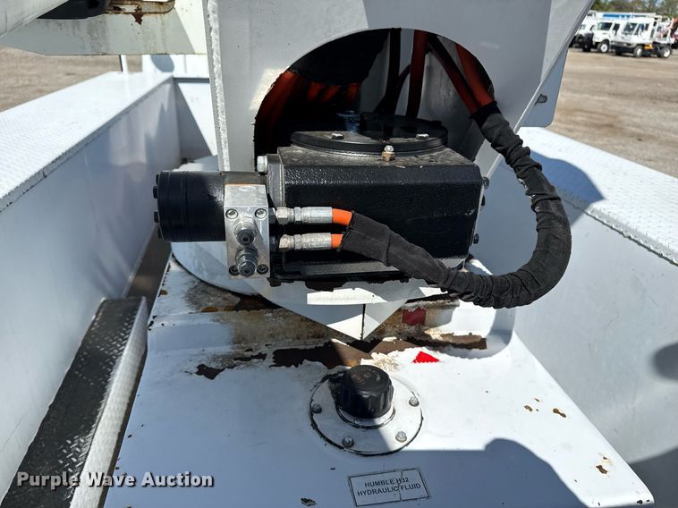 image for item EG5753 2009 Freightliner Business Class M2 bucket truck