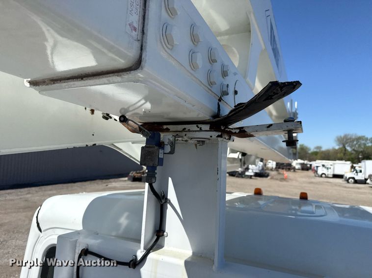 image for item EG5753 2009 Freightliner Business Class M2 bucket truck