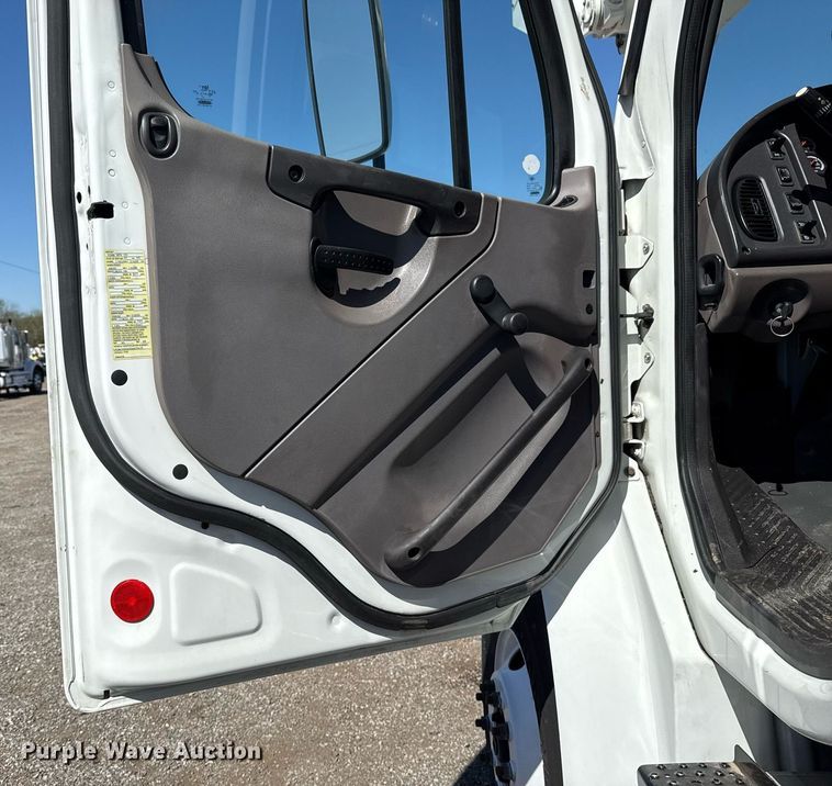 image for item EG5753 2009 Freightliner Business Class M2 bucket truck