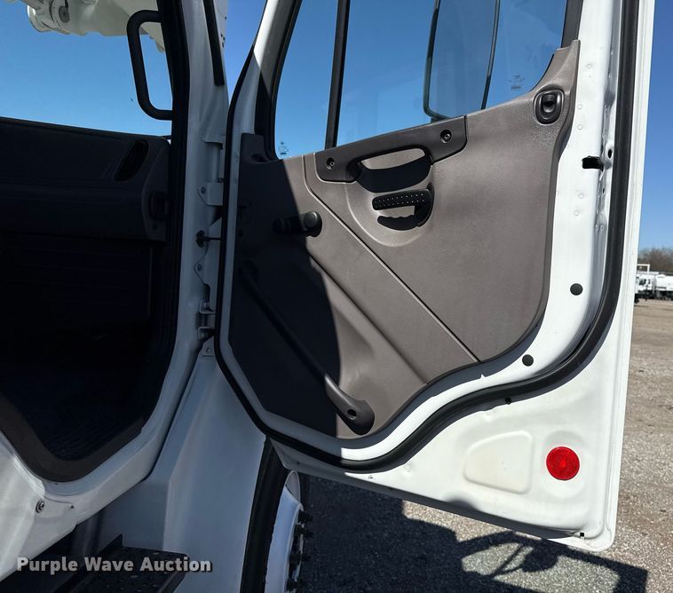 image for item EG5753 2009 Freightliner Business Class M2 bucket truck