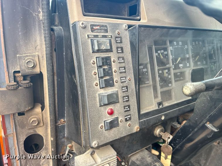 image for item EG6209 1993 International 4900 dump truck