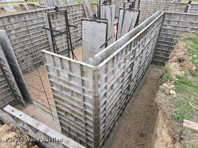image for item EH8859 Approximately 610 concrete wall forms
