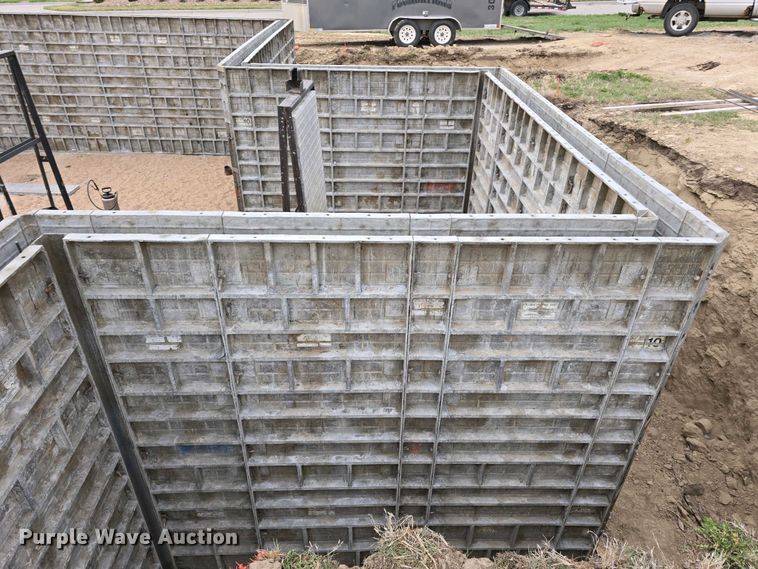 image for item EH8859 Approximately 610 concrete wall forms
