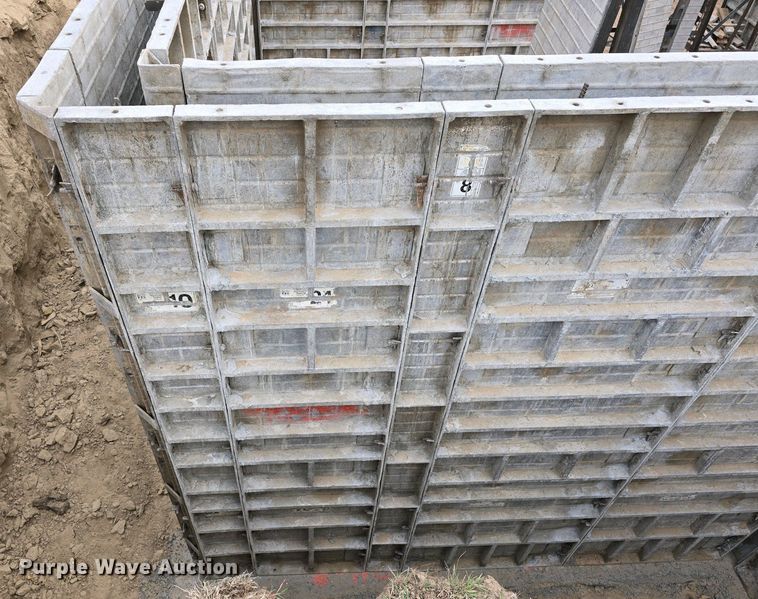 image for item EH8859 Approximately 610 concrete wall forms