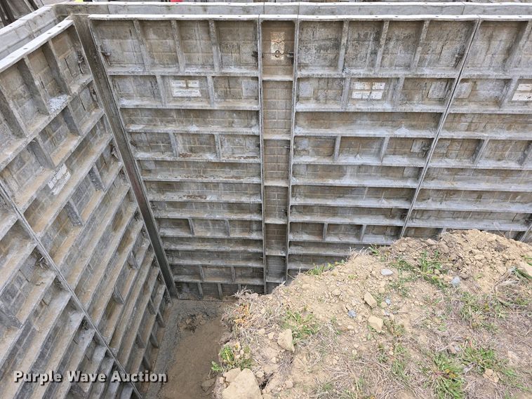 image for item EH8859 Approximately 610 concrete wall forms