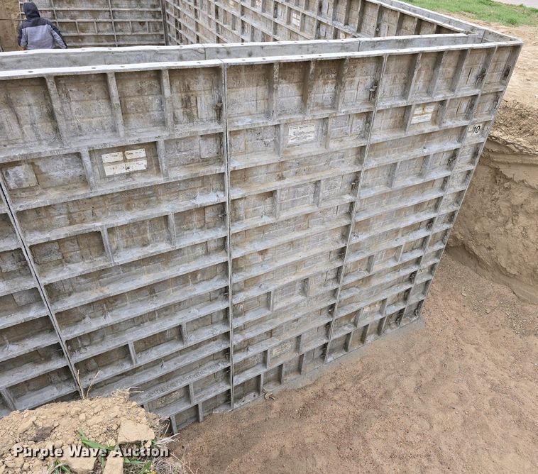 image for item EH8859 Approximately 610 concrete wall forms
