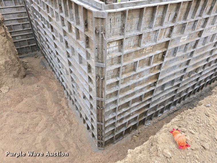 image for item EH8859 Approximately 610 concrete wall forms