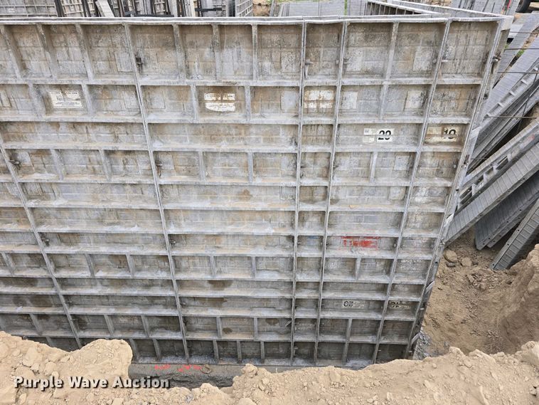 image for item EH8859 Approximately 610 concrete wall forms