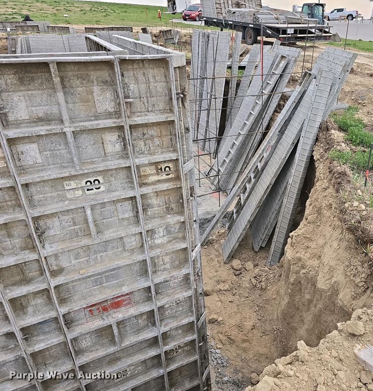 image for item EH8859 Approximately 610 concrete wall forms