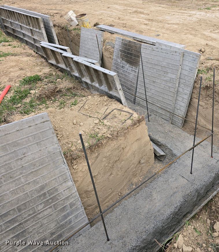 image for item EH8859 Approximately 610 concrete wall forms