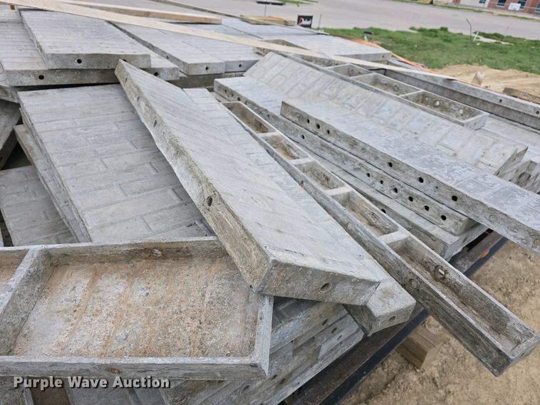 image for item EH8859 Approximately 610 concrete wall forms