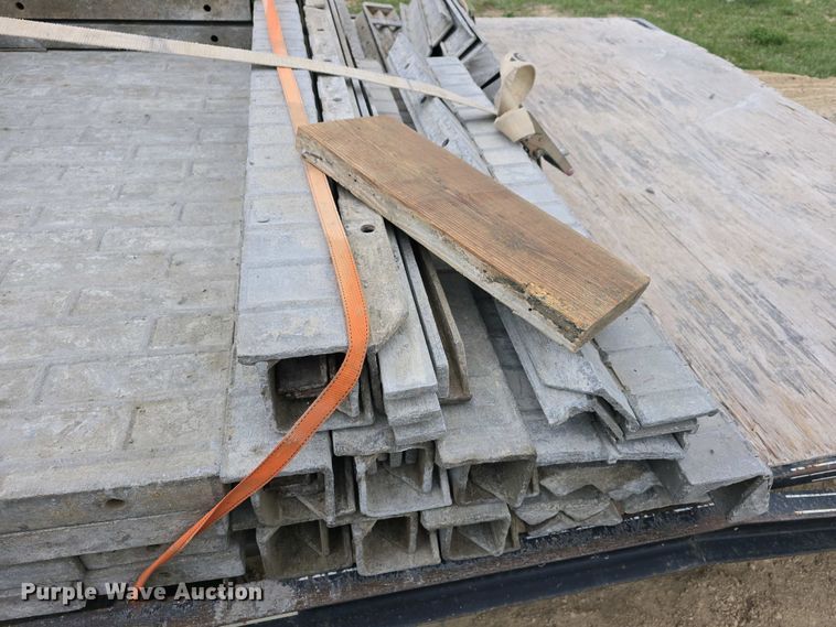 image for item EH8859 Approximately 610 concrete wall forms