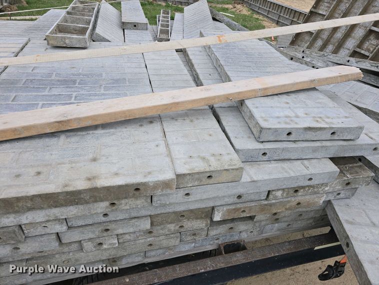 image for item EH8859 Approximately 610 concrete wall forms