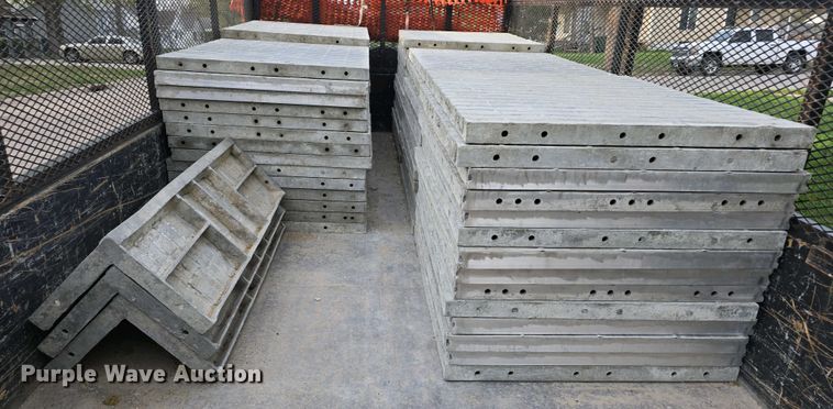 image for item EH8859 Approximately 610 concrete wall forms