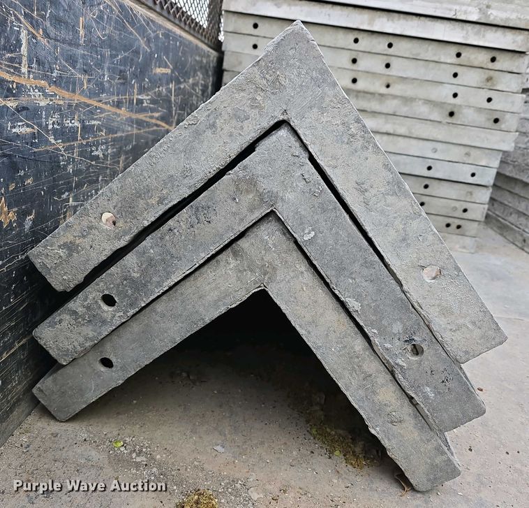 image for item EH8859 Approximately 610 concrete wall forms