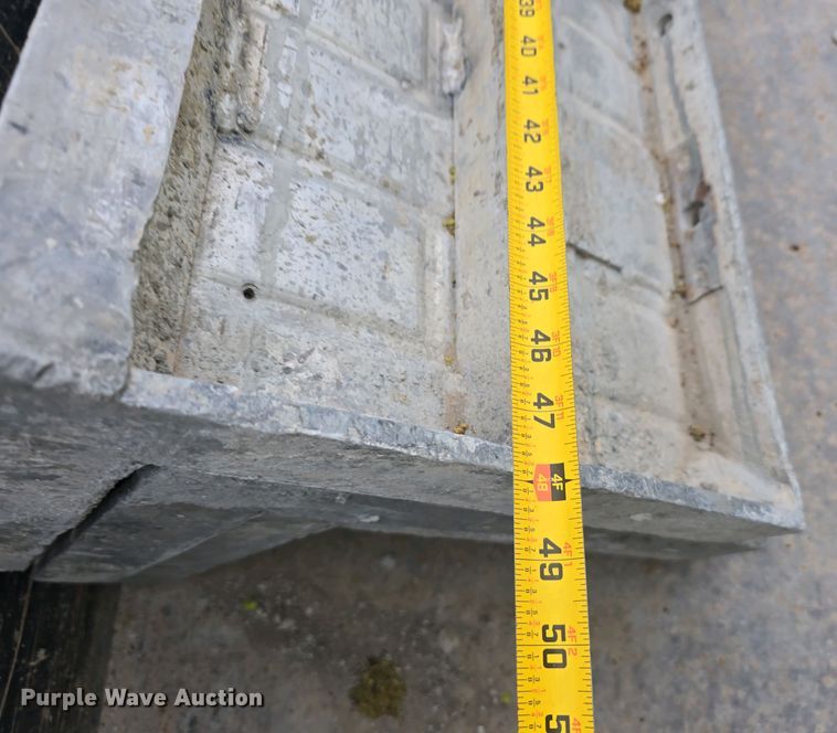 image for item EH8859 Approximately 610 concrete wall forms