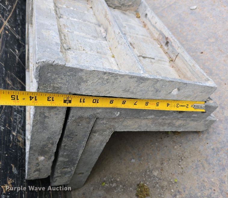 image for item EH8859 Approximately 610 concrete wall forms