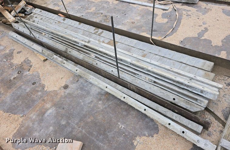 image for item EH8859 Approximately 610 concrete wall forms