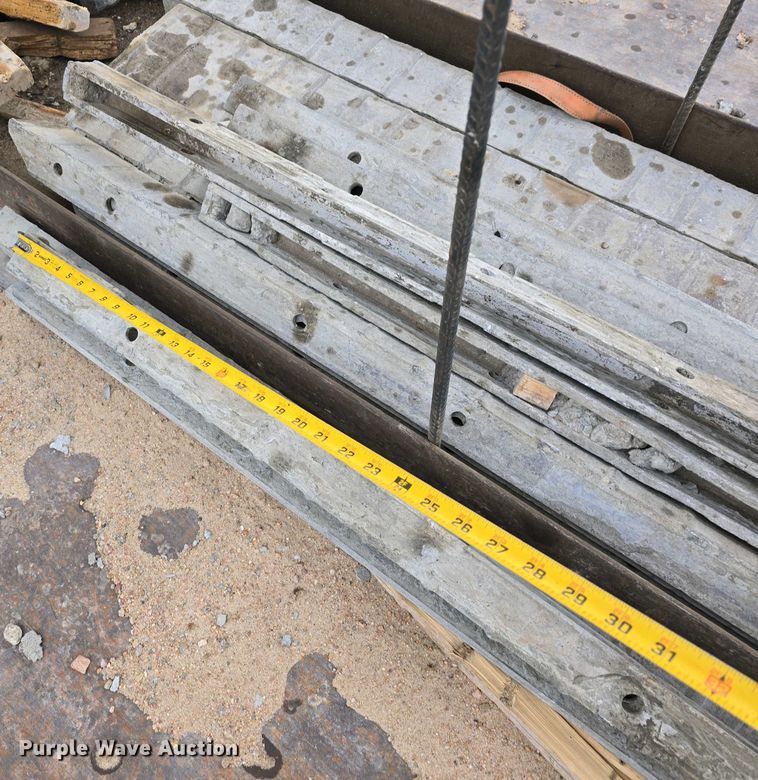 image for item EH8859 Approximately 610 concrete wall forms
