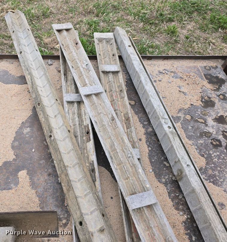 image for item EH8859 Approximately 610 concrete wall forms