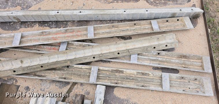 image for item EH8859 Approximately 610 concrete wall forms