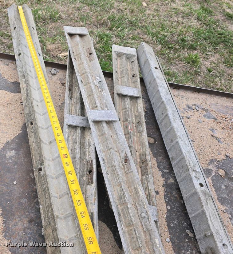 image for item EH8859 Approximately 610 concrete wall forms