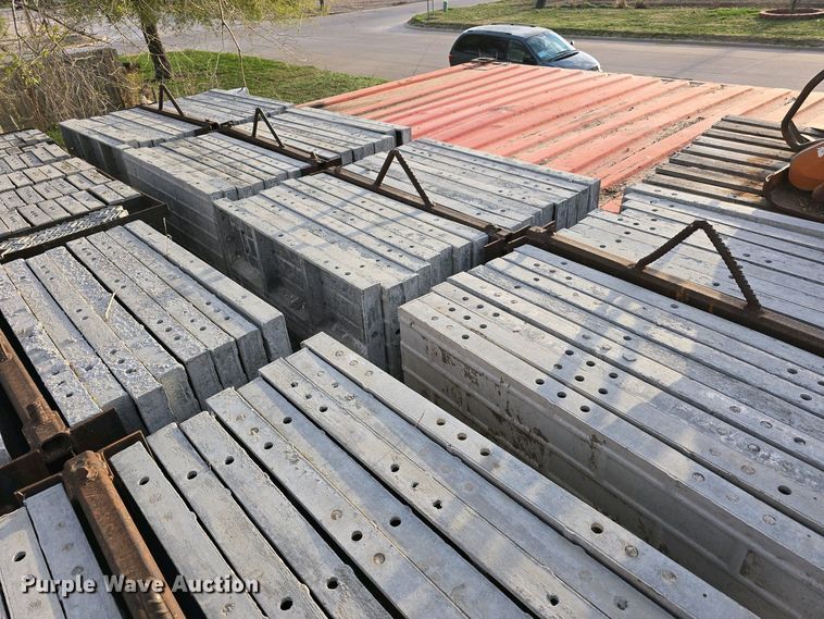 image for item EH8859 Approximately 610 concrete wall forms