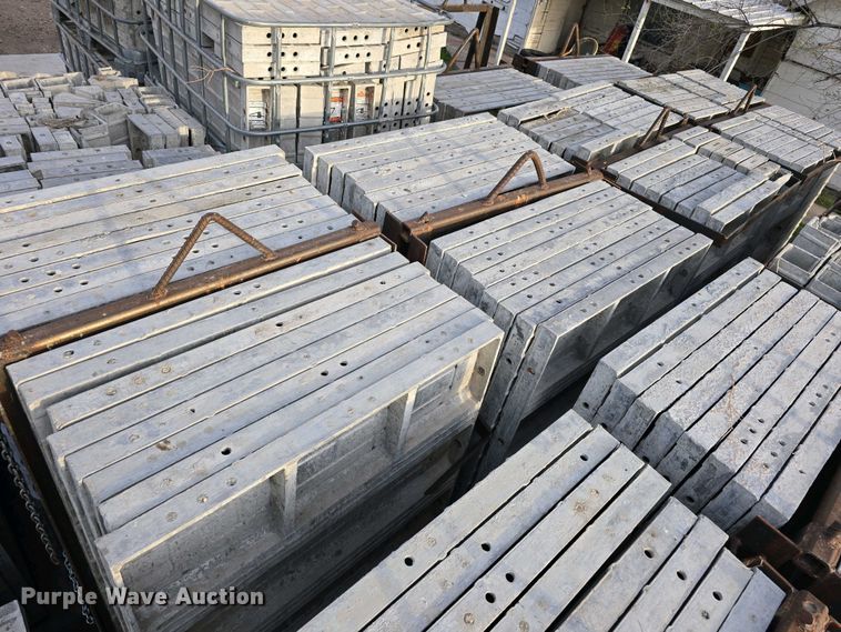 image for item EH8859 Approximately 610 concrete wall forms