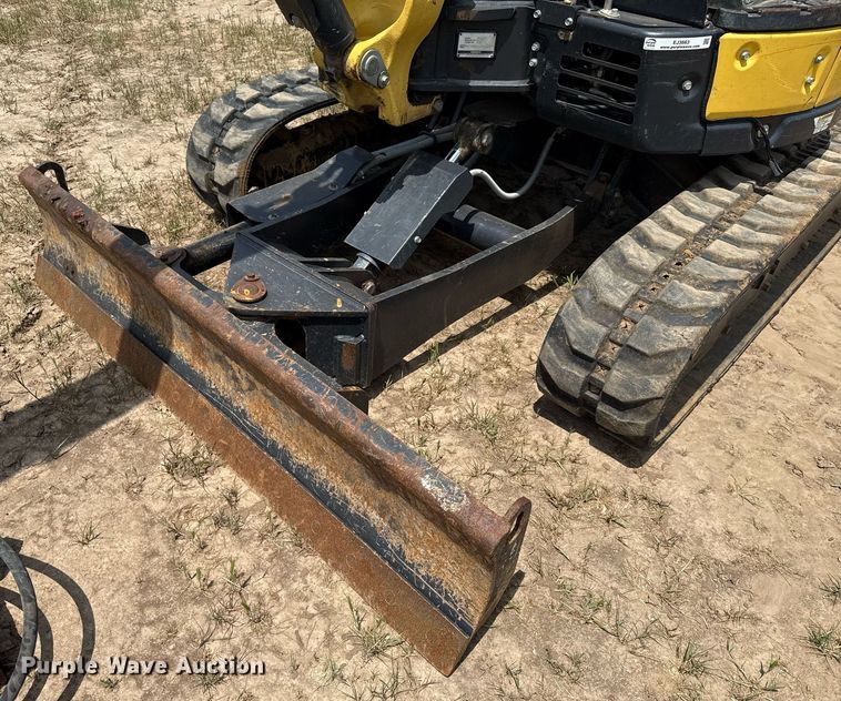 image for item EJ3663 2017 Yanmar ViO35-6A mini excavator