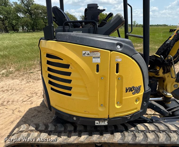 image for item EJ3663 2017 Yanmar ViO35-6A mini excavator