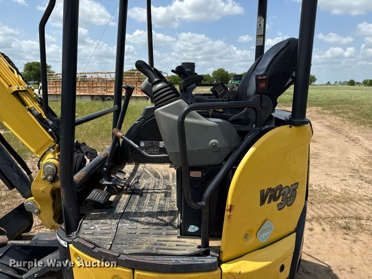 image for item EJ3663 2017 Yanmar ViO35-6A mini excavator