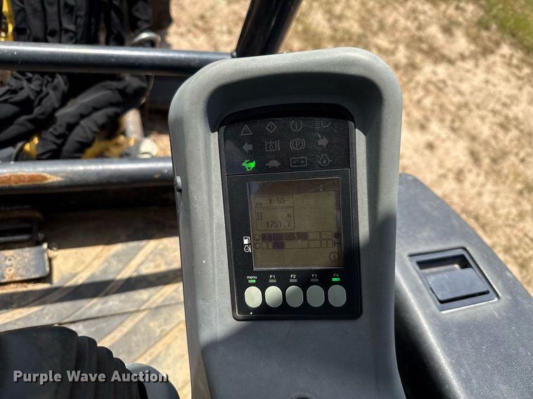 image for item EJ3663 2017 Yanmar ViO35-6A mini excavator