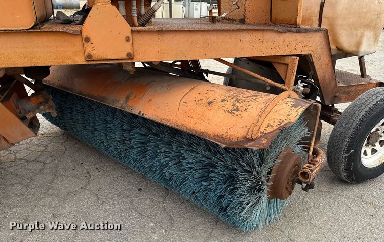 image for item EJ3666 1988 Broce RJ300 broom