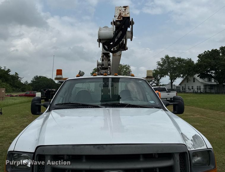 image for item EJ3672 2001 Ford F450 Super Duty XL bucket truck