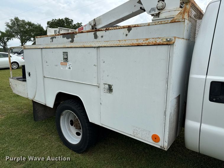 image for item EJ3672 2001 Ford F450 Super Duty XL bucket truck