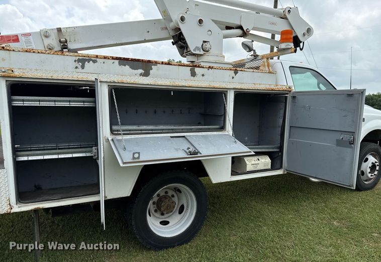 image for item EJ3672 2001 Ford F450 Super Duty XL bucket truck