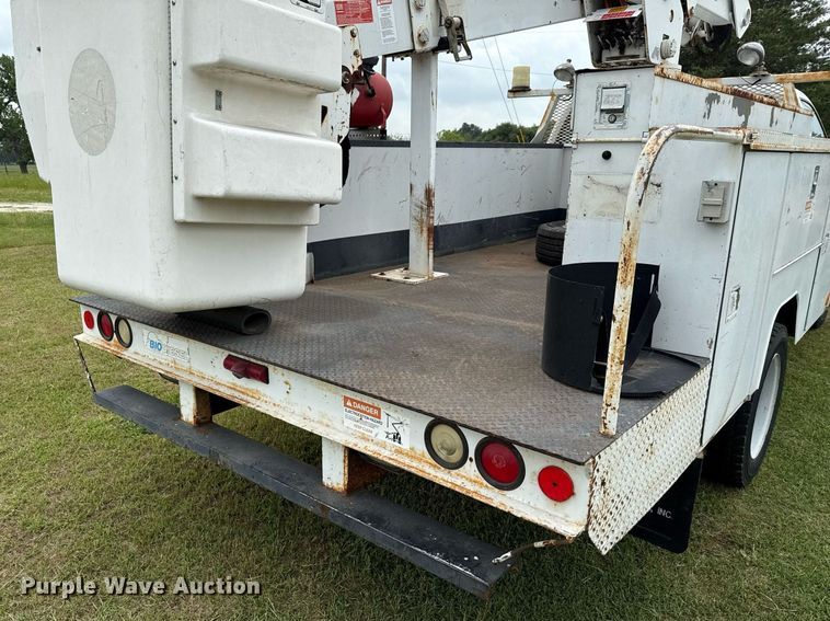 image for item EJ3672 2001 Ford F450 Super Duty XL bucket truck