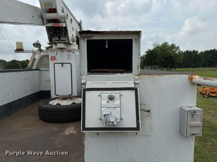 image for item EJ3672 2001 Ford F450 Super Duty XL bucket truck