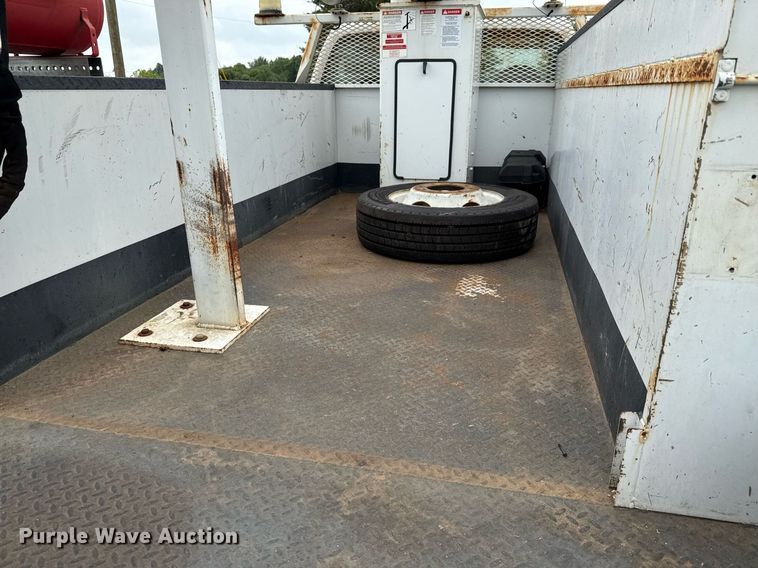 image for item EJ3672 2001 Ford F450 Super Duty XL bucket truck