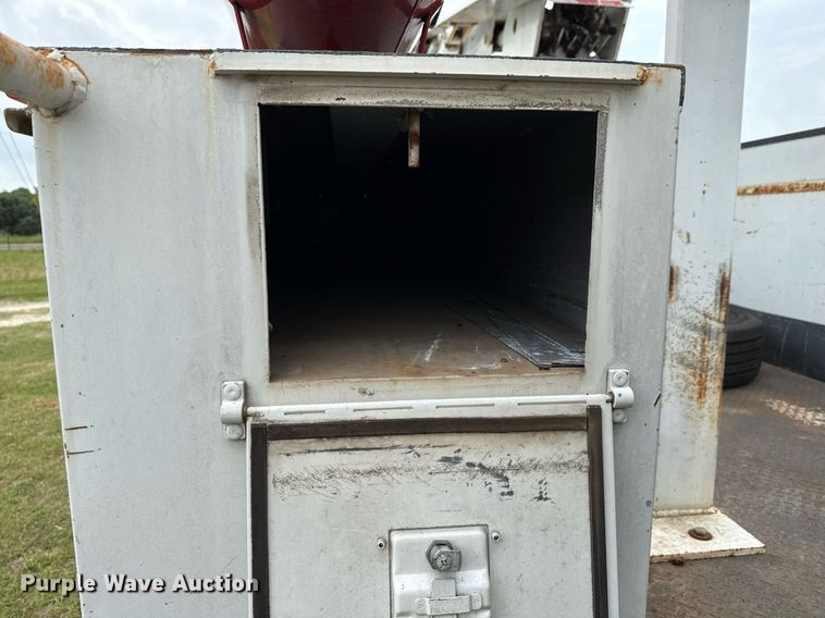 image for item EJ3672 2001 Ford F450 Super Duty XL bucket truck