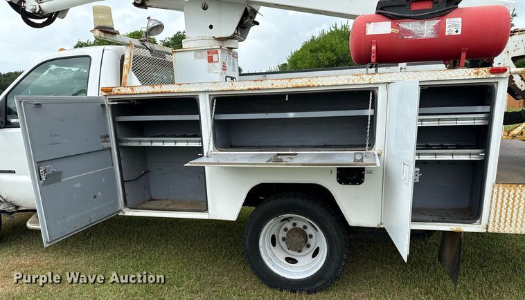 image for item EJ3672 2001 Ford F450 Super Duty XL bucket truck