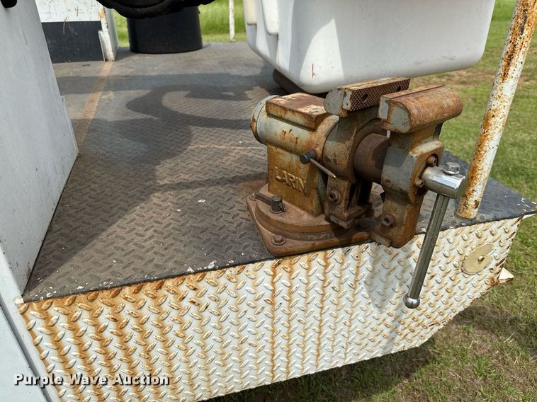 image for item EJ3672 2001 Ford F450 Super Duty XL bucket truck