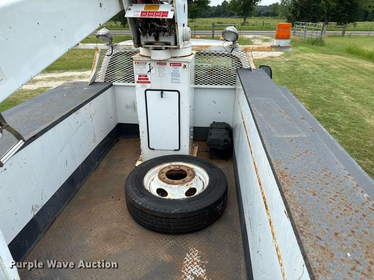 image for item EJ3672 2001 Ford F450 Super Duty XL bucket truck