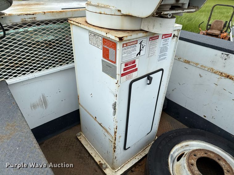 image for item EJ3672 2001 Ford F450 Super Duty XL bucket truck