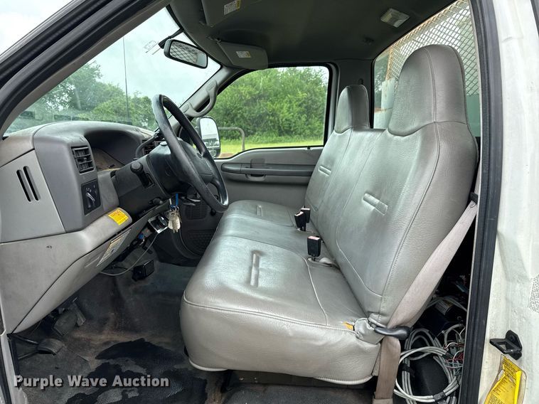 image for item EJ3672 2001 Ford F450 Super Duty XL bucket truck