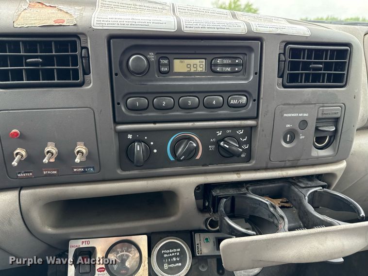 image for item EJ3672 2001 Ford F450 Super Duty XL bucket truck