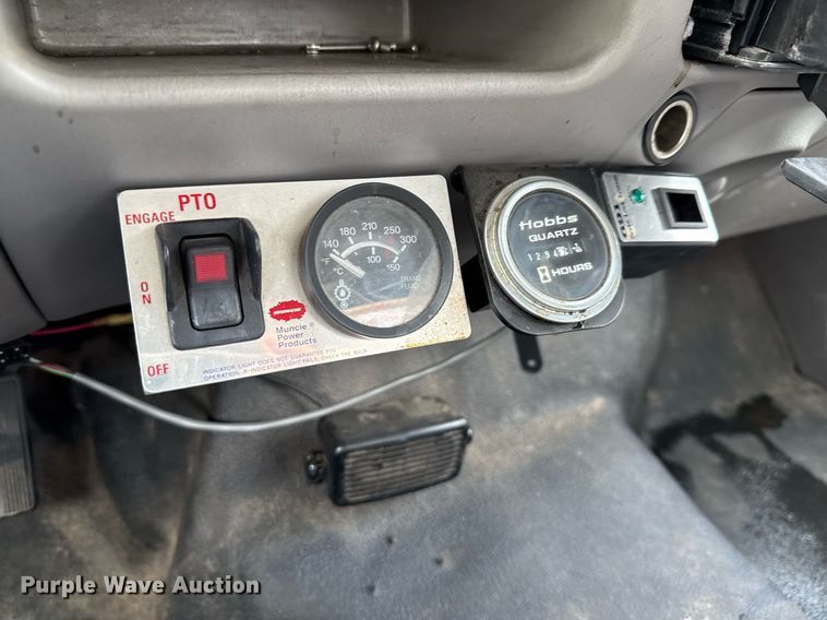 image for item EJ3672 2001 Ford F450 Super Duty XL bucket truck